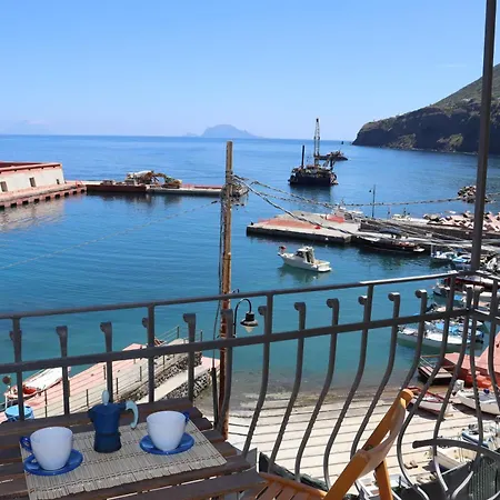 Apartment Il Balcone Sul Porto Di Malfa (Salina)