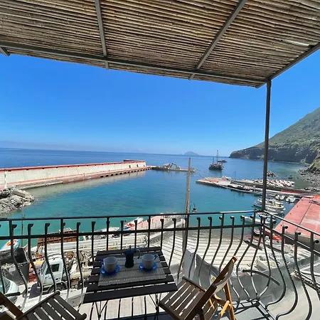 Apartment Il Balcone Sul Porto Di Malfa (Salina)
