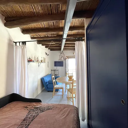 Il Balcone Sul Porto Di Malfa (Salina)