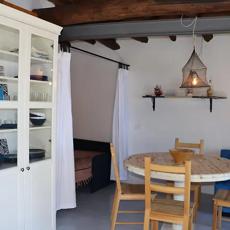 Il Balcone Sul Molo Di Malfa (Salina)